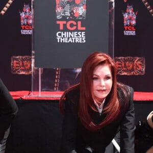 Finley Lockwood, Lisa Marie Presley, Priscilla Presley, Riley Keough and Harper Lockwood - Trois générations de Presley laissent leurs empreintes dans le ciment du TCL Chinese Theater pour célébrer la sortie du film "Elvis" à Los Angeles, le 21 juin 2022. 