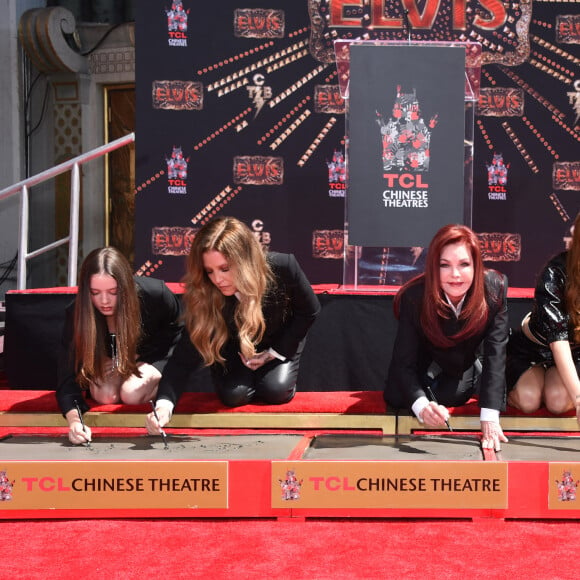 Finley Lockwood, Lisa Marie Presley, Priscilla Presley, Riley Keough and Harper Lockwood - Trois générations de Presley laissent leurs empreintes dans le ciment du TCL Chinese Theater pour célébrer la sortie du film "Elvis" à Los Angeles, le 21 juin 2022. 