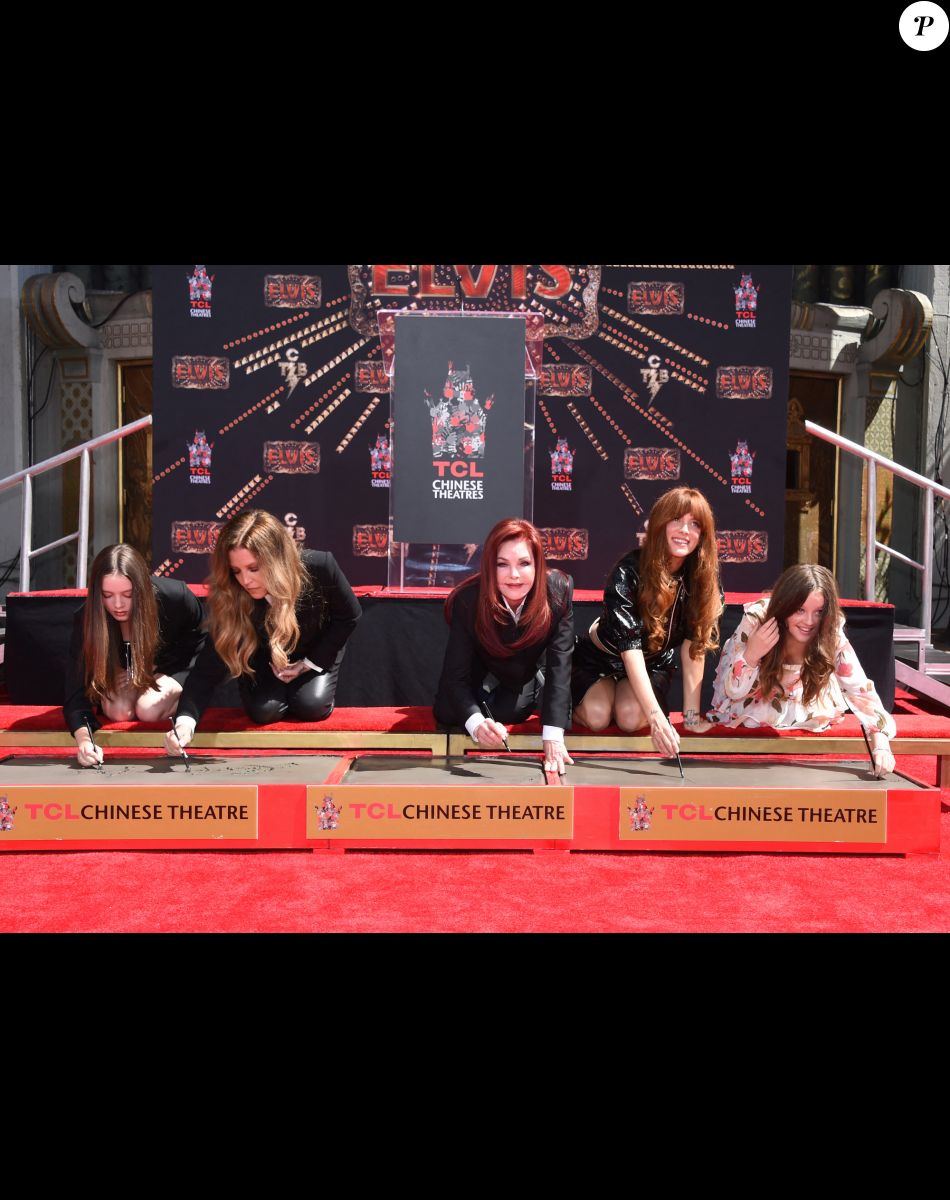 Finley Lockwood, Lisa Marie Presley, Priscilla Presley, Riley Keough and Harper Lockwood - Trois générations de Presley laissent leurs empreintes dans le ciment du TCL Chinese Theater pour célébrer la sortie du film "Elvis" à Los Angeles, le 21 juin 2022.