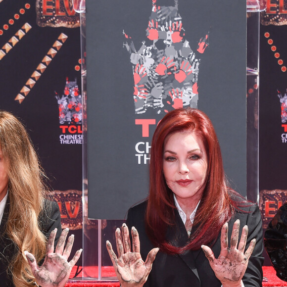 Lisa Marie Presley, Priscilla Presley, Riley Keough - Trois générations de Presley laissent leurs empreintes dans le ciment du TCL Chinese Theater pour célébrer la sortie du film "Elvis" à Los Angeles, le 21 juin 2022. 
