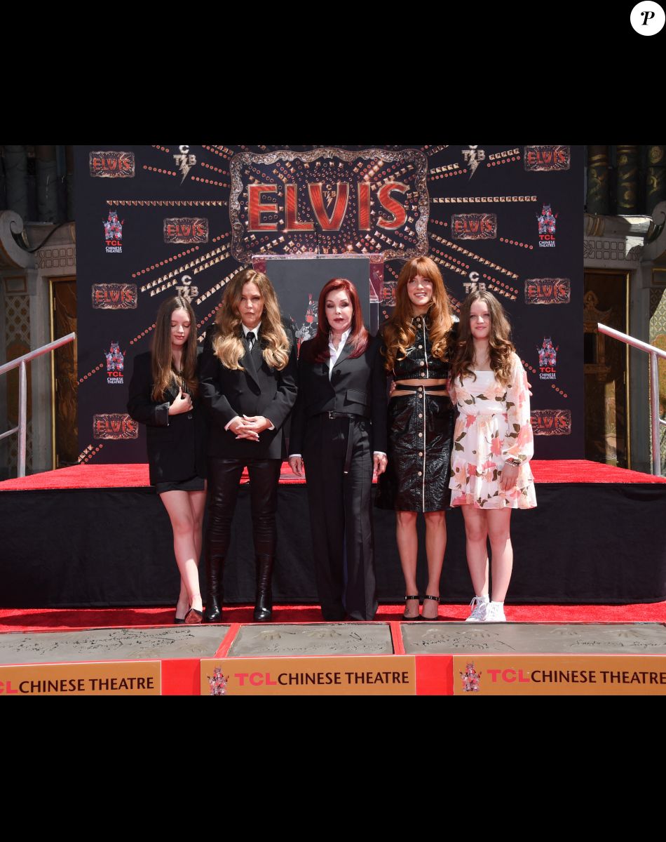 Finley Lockwood, Lisa Marie Presley, Priscilla Presley, Riley Keough, Harper Lockwood - Trois générations de Presley laissent leurs empreintes dans le ciment du TCL Chinese Theater pour célébrer la sortie du film "Elvis" à Los Angeles, le 21 juin 2022.