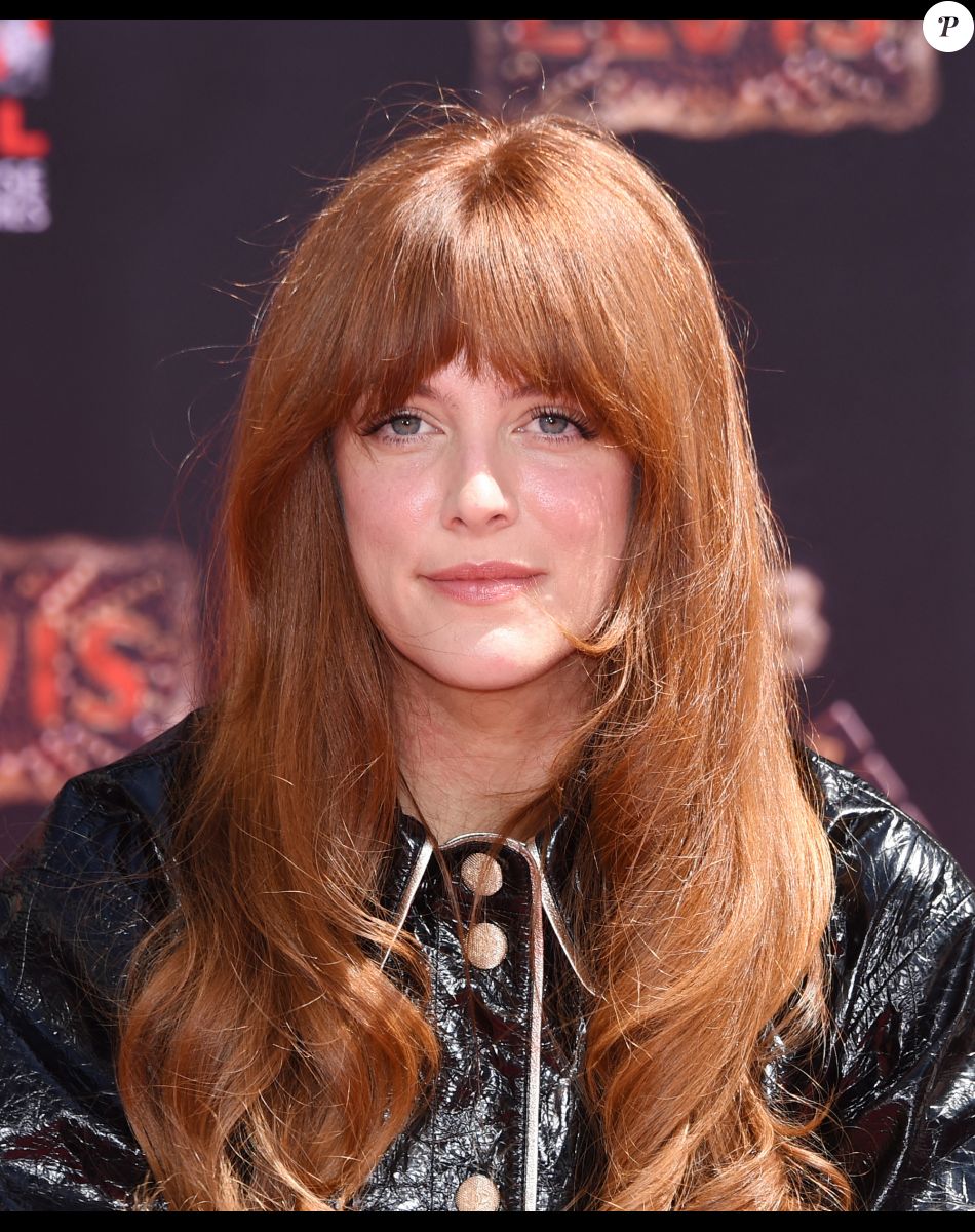 Riley Keough - Trois générations de Presley laissent leurs empreintes dans le ciment du TCL Chinese Theater pour célébrer la sortie du film "Elvis" à Los Angeles, le 21 juin 2022.
