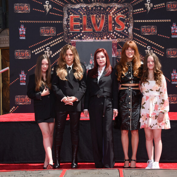 Finley Lockwood, Lisa Marie Presley, Priscilla Presley, Riley Keough, Harper Lockwood - Trois générations de Presley laissent leurs empreintes dans le ciment du TCL Chinese Theater pour célébrer la sortie du film "Elvis" à Los Angeles, le 21 juin 2022.