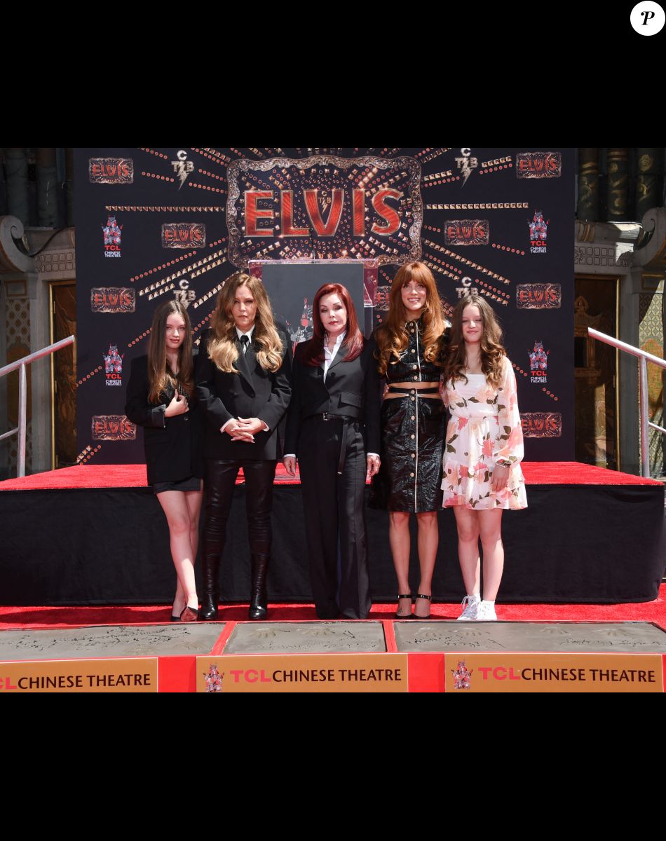Finley Lockwood, Lisa Marie Presley, Priscilla Presley, Riley Keough, Harper Lockwood - Trois générations de Presley laissent leurs empreintes dans le ciment du TCL Chinese Theater pour célébrer la sortie du film "Elvis" à Los Angeles, le 21 juin 2022.
