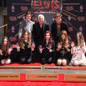 Austin Butler - Trois générations de Presley laissent leurs empreintes dans le ciment du TCL Chinese Theater pour célébrer la sortie du film "Elvis" à Los Angeles, le 21 juin 2022. 