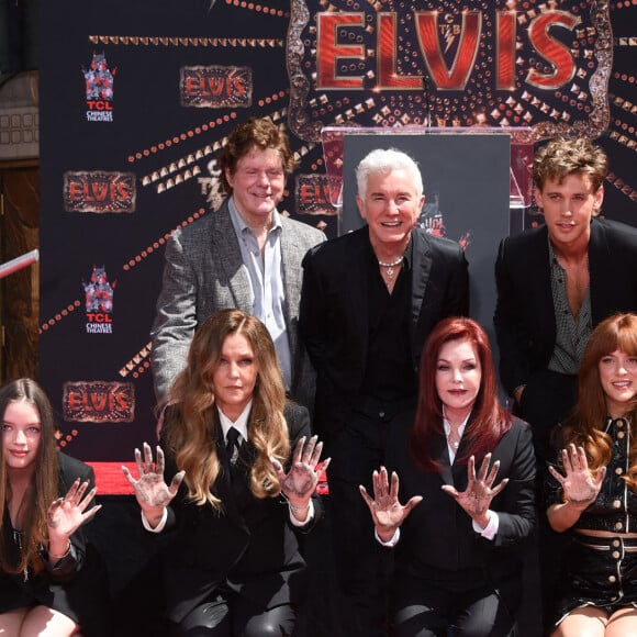 Austin Butler - Trois générations de Presley laissent leurs empreintes dans le ciment du TCL Chinese Theater pour célébrer la sortie du film "Elvis" à Los Angeles, le 21 juin 2022. 