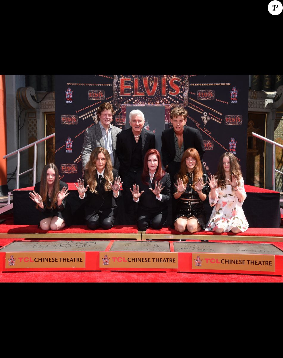 Austin Butler - Trois générations de Presley laissent leurs empreintes dans le ciment du TCL Chinese Theater pour célébrer la sortie du film "Elvis" à Los Angeles, le 21 juin 2022.