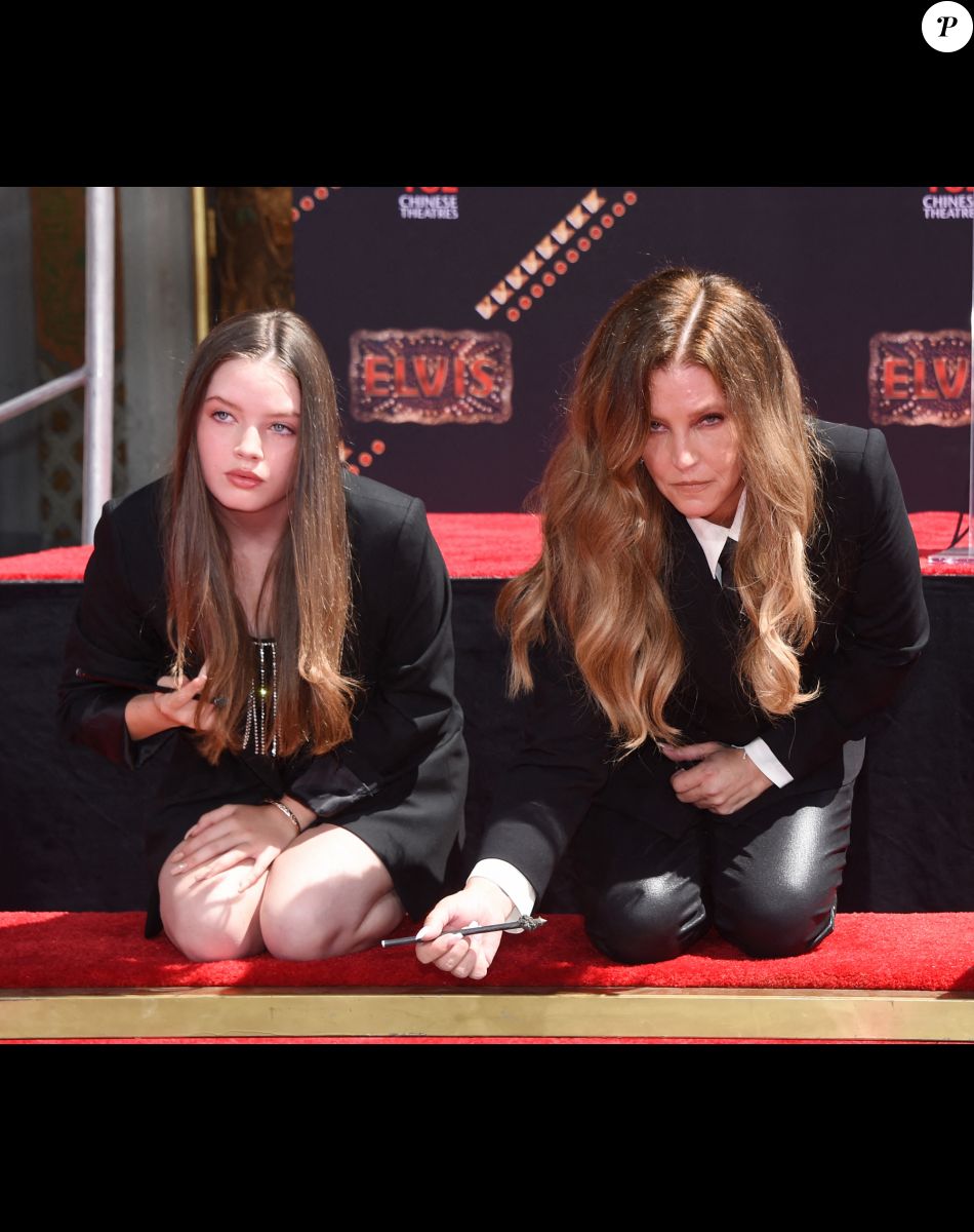Finley Lockwood et Lisa Marie Presley - Trois générations de Presley laissent leurs empreintes dans le ciment du TCL Chinese Theater pour célébrer la sortie du film "Elvis" à Los Angeles, le 21 juin 2022.