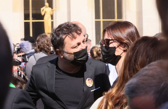 Arthur et sa compagne Mareva Galanter - Manifestation de soutien à la famille de Sarah Halimi sur la place du Trocadéro à Paris, le 25 avril 2021. © Cyril Moreau/Bestimage