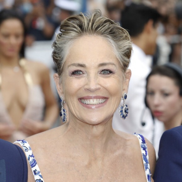 Sharon Stone à la montée des marches du film "Les Amandiers (Forever Young)" lors du 75ème Festival International du Film de Cannes, le 22 mai 2022. © imageSPACE via Zuma Press/Bestimage 