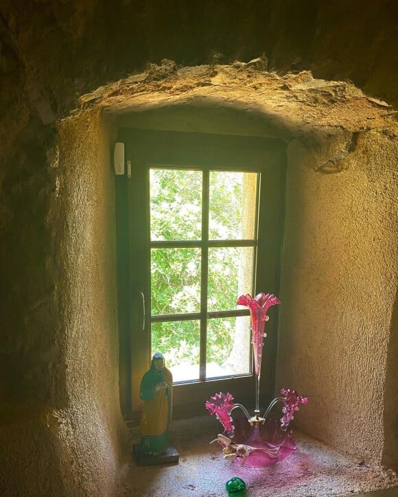 Christine Bravo a partagé cette photo de sa maison où elle habite en Corse. Instagram, juin 2022.