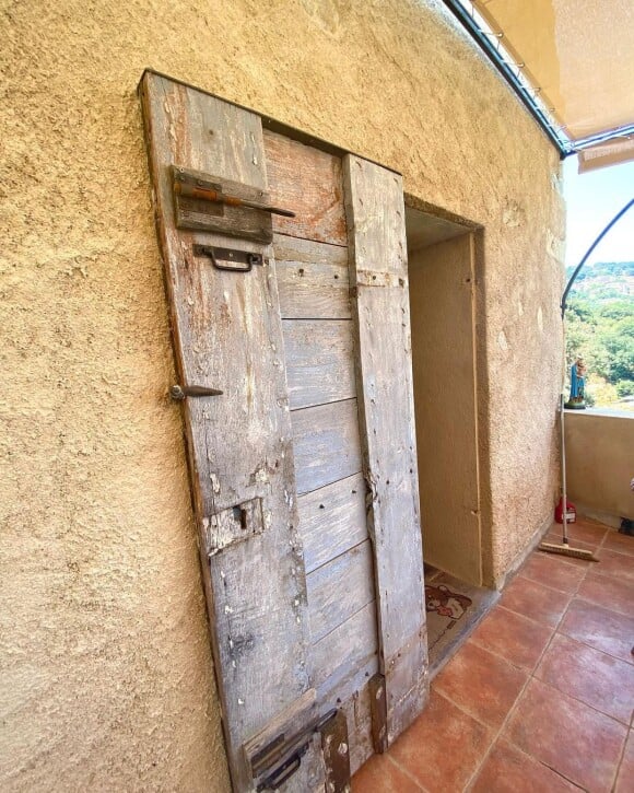 Christine Bravo a partagé cette photo de sa maison où elle habite en Corse. Instagram, juin 2022.