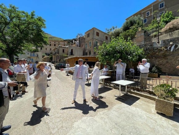 Mariage de Christine Bravo et Stéphane Bachot, le 11 juin 2022 en Corse. Photo partagée par un invité du couple sur Instagram.