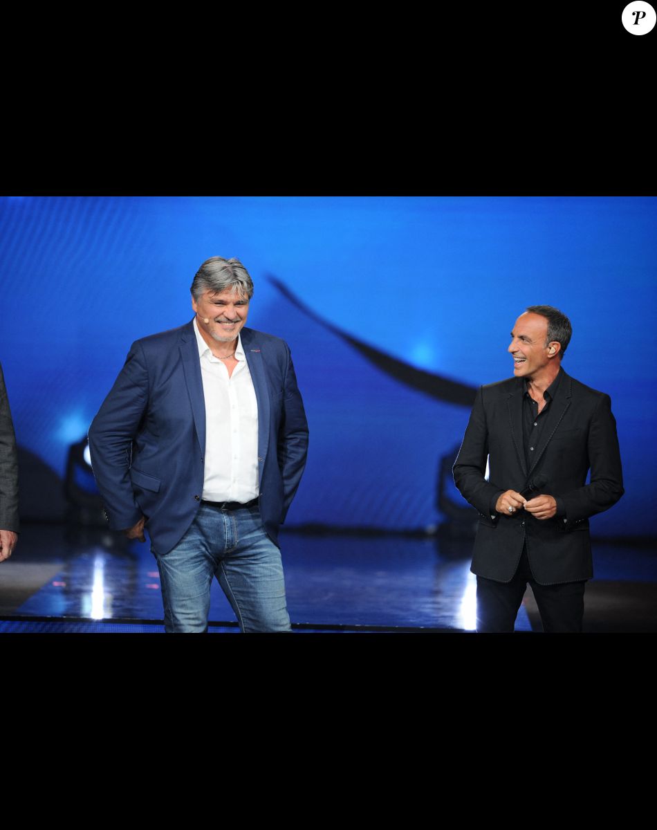 Exclusif - David Douillet et Nikos Aliagas - Surprises - Enregistrement de l'émission "La Chanson secrète 7 " à la Scène musicale à Paris, qui sera diffusée le 15 janvier 2021 sur TF1. Après le succès des précédentes éditions, " LA CHANSON SECRETE ", présentée par N.ALIAGAS et produite par DMLS TV, revient sur TF1. 8 artistes ne savent rien de ce qui va se passer pour eux ! Ils ont accepté de jouer le jeu, de se laisser totalement surprendre, émouvoir, parfois même déstabiliser car ils vont découvrir en même temps que les téléspectateurs une surprise : une chanson qui leur est chère revisitée et réinterprétée par un artiste. Des mises en scène spectaculaires au service de l'émotion... Et des émotions fortes pour l'artiste assis dans le fauteuil grâce à la venue sur le plateau de proches et d'invités inattendus. Les téléspectateurs seront aux premières loges pour vivre ces moments d'intimité musicale rare. © Gaffiot-Moreau / Bestimage