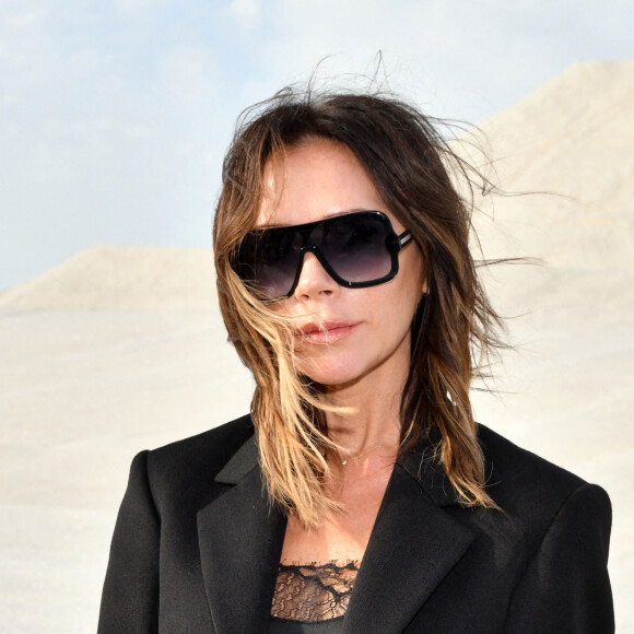 Victoria Beckham durant le défilé "Le Papier" la collection automne hiver 2022-2023 de Simon Porte Jacquemus aux Salin de Giraud à Arles, le 27 juin 2022. © Bruno Bebert/Bestimage