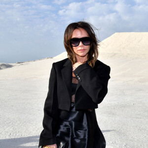 Victoria Beckham durant le défilé "Le Papier" la collection automne hiver 2022-2023 de Simon Porte Jacquemus aux Salin de Giraud à Arles, le 27 juin 2022. © Bruno Bebert/Bestimage