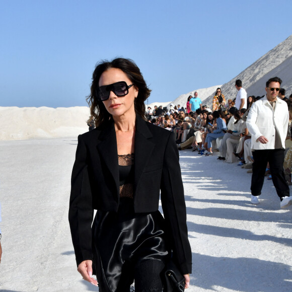 Victoria Beckham durant le défilé "Le Papier" la collection automne hiver 2022-2023 de Simon Porte Jacquemus aux Salin de Giraud à Arles, le 27 juin 2022. © Bruno Bebert/Bestimage