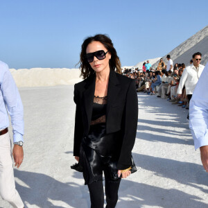 Victoria Beckham durant le défilé "Le Papier" la collection automne hiver 2022-2023 de Simon Porte Jacquemus aux Salin de Giraud à Arles, le 27 juin 2022. © Bruno Bebert/Bestimage