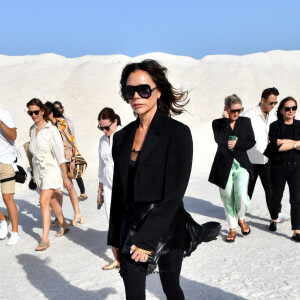 Victoria Beckham durant le défilé "Le Papier" la collection automne hiver 2022-2023 de Simon Porte Jacquemus aux Salin de Giraud à Arles, le 27 juin 2022. © Bruno Bebert/Bestimage