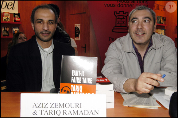 Tariq Ramadan (gauche) et Aziz Zemouri (droite) - 25ème salon du livre à Paris le 20 mars 2005