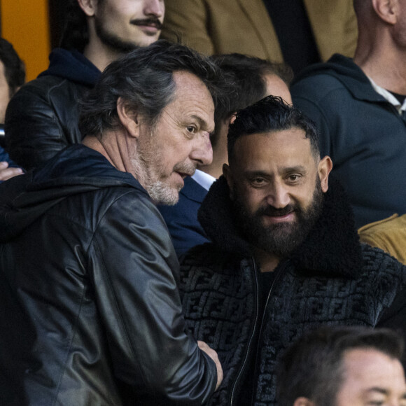 Cyril Hanouna et Jean-Luc Reichmann dans les tribunes lors du match de Ligue 1 "PSG - OM (2-1)" au Parc des Princes, le 17 avril 2022. © Agence/Bestimage 