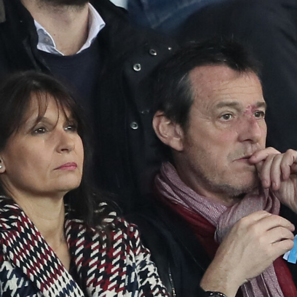 Jean-Luc Reichmann et sa femme Nathalie dans les tribunes du match de football de Ligue 1 PSG - Monaco au Parc des Princes à Paris, le 15 avril 2018.