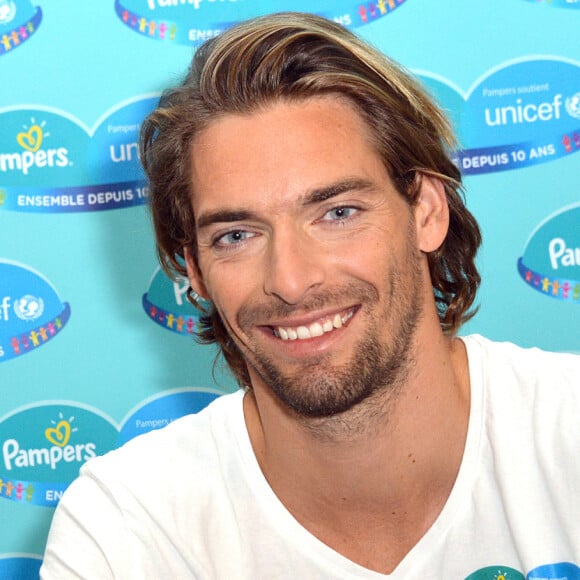 Camille Lacourt et sa femme Valérie Bègue sont les parrain et marraine du 10ème anniversaire du partenariat entre Pampers et l'Unicef pour le vaccin des enfants contre le tétanos. Paris, le 13 novembre 2015