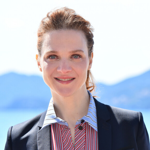 Rendez-vous avec Odile Vuillemin sur la croisette dans le cadre du 3ème jour du 2ème festival Canneseries à Cannes, le 7 avril 2019. © Bruno Bebert/Bestimage