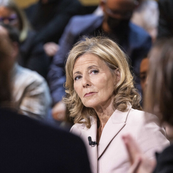 Exclusif - Claire Chazal - Enregistrement de l'émission "Le grand échiquier", diffusée le 29 avril sur France 2 © Cyril Moreau / Bestimage " Le Grand Echiquier ", le grand rendez-vous culturel, présenté par C.Chazal, fête l'Amour. Nous évoquerons dans cette nouvelle soirée ce qui fait vibrer l'humanité depuis la nuit des temps, battre le coeur, ce qui exalte et fait souffrir, ces histoires d'amour qui nourrissent la littérature, le cinéma, la musique et la danse. C.Chazal sera accompagnée lors de cette soirée par le grand orchestre du Grand Echiquier, merci à sa fondatrice la violoniste A.Gravoin et à son chef N.Guiraud. Merci aussi à la danseuse et chorégraphe israélienne D.Alouma qui a crée pour cette soirée un moment virevoltant ! Pour décliner le beau thème de l'amour à travers la création C.Chazal accueillera tout au long de cette soirée exceptionnelle, toutes les générations d'artistes, les interprètes que nous aimons et qui nous offrirons des extraits rares de spectacles vivants : J.Birkin et M.Jonasz mais aussi les étoiles montantes de la chanson : C.Murray et Fishbach, les danseurs de l'Opera de Paris L.Pagliero et G.Louvet pour un pas de deux de Roméo et Juliette, les romanciers N.Bouraoui et F.Beigbeder, l'acteur réalisateur N.Maury, le prodige du piano S.Pamart, et l'un de nos meilleurs guitaristes T.Cauvin... La soirée débutera par deux immenses artistes lyriques, le ténor français le plus connu au monde R.Alagna et à ses cotés son épouse la soprano polonaise A.Kurzak qui a consacré un dernier album à Mozart. Ils interprèteront l'un des plus beaux duos d'amour, un extrait de la Bohème du Puccini crée en 1896. Une émission riche pour évoquer l'amour. Le temps d'une soirée, Le grand échiquier devient la plus grande salle de spectacles de France.  