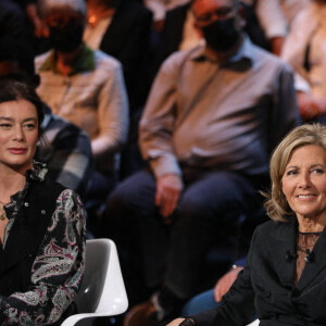 Exclusif - Aurélie Dupont, Claire Chazal - Enregistrement de l'émission "Le grand échiquier" à Paris, présentée par C.Chazal, et diffusée le 20 décembre sur France 3. Le 25 Novembre 2021 © Dominique Jacovides / Bestimage " Le grand échiquier ", le grand rendez-vous culturel, présenté dorénavant par C.Chazal, arrive sur France 3. Pour démarrer les fêtes, de nombreux invités prestigieux, acteurs, chanteurs, danseurs, chorégraphes, musiciens, seront réunis pour une soirée exceptionnelle revisitant les musiques du 7e art avec plein d'autres surprises. Pour ce premier numéro, C.Chazal proposera aux téléspectateurs un spectacle rempli de rencontres avec des interprétations inédites préparées spécialement pour l'émission et accompagnées par l'orchestre symphonique de N.Guiraud.  Le temps d'une soirée, Le grand échiquier devient la plus grande salle de spectacles de France. 