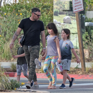 Brian Austin Green se balade avec ses enfants, Bodhi Ransom, Noah Shannon et Journey River à Malibu, Los Angeles, Californie, Etats-Unis, le 12 janvier 2022.