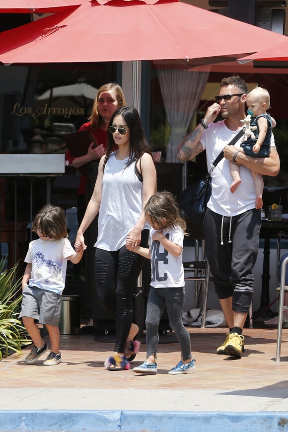Megan Fox et son mari Brian Austin Green sont allés déjeuner au restaurant mexicain "Los Arroyos Montecito" avec leurs enfants Noah Shannon, Bodhi Ransom et Journey River, le 9 juillet 2017.