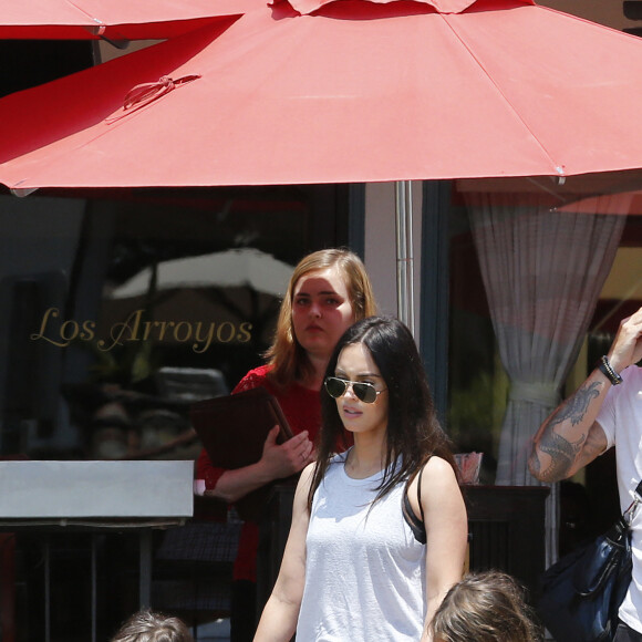 Megan Fox et son mari Brian Austin Green sont allés déjeuner au restaurant mexicain "Los Arroyos Montecito" avec leurs enfants Noah Shannon, Bodhi Ransom et Journey River, le 9 juillet 2017.