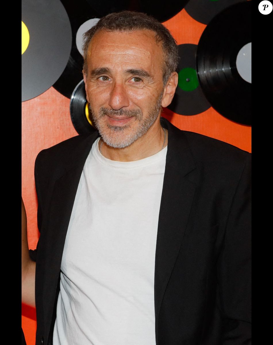 Elie Semoun lors de la soirée de vernissage de l'artiste Emmanuelle Rybojad chez Angie à Paris le 29 juin 2022. © Christophe Clovis / Bestimage