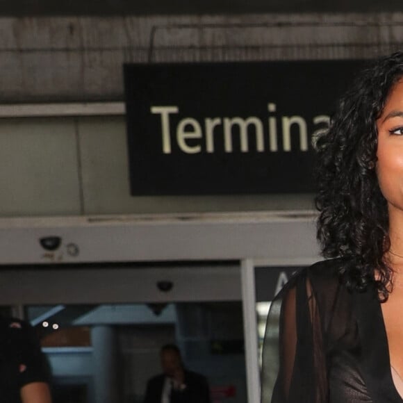 Clémence Botino arrive à l'aéroport de Nice, France, le 17 mai 2022, pour le 75ème Festival International du Film de Cannes. 