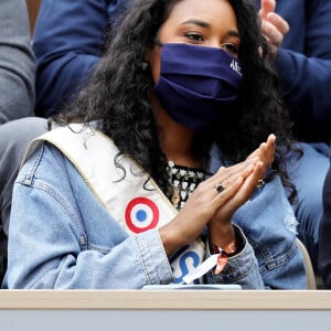 Clémence Botino, Miss France 2020, et une amie lors des Internationaux de France de tennis à Roland Garros. Paris, le 30 Septembre 2020 © Dominique Jacovides / Bestimage 