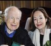 Peter Brook recevant la médaille de la ville de Paris. Il pose avec sa femme, la comédienne Natasha Parry