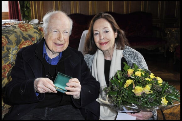 Peter Brook recevant la médaille de la ville de Paris. Il pose avec sa femme, la comédienne Natasha Parry