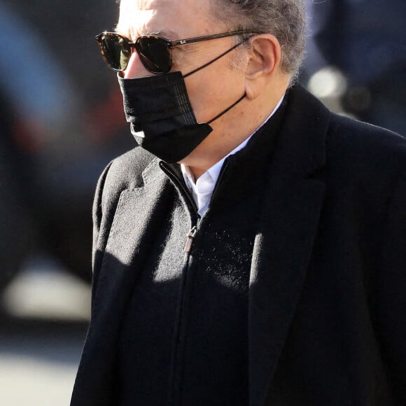 Michel Drucker - Arrivées à la messe funéraire en hommage à Bernard Tapie en l'église Saint-Germain-des-Prés à Paris. Le 6 octobre 2021 © Jacovides-Moreau / Bestimage