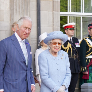 La reine Elisabeth II d'Angleterre, accompagnée du prince Charles, prince de Galles, assiste à la parade de la Royal Company of Archers dans les jardins du palais de Holyroodhouse à Édimbourg, Royaume Uni, le 30 juin 2022.