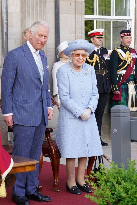 La reine Elisabeth II d'Angleterre, accompagnée du prince Charles, prince de Galles, assiste à la parade de la Royal Company of Archers dans les jardins du palais de Holyroodhouse à Édimbourg, Royaume Uni, le 30 juin 2022.