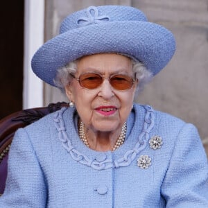 La reine Elisabeth II d'Angleterre assiste à la parade de la Royal Company of Archers dans les jardins du palais de Holyroodhouse à Édimbourg, Royaume Uni, le 30 juin 2022.