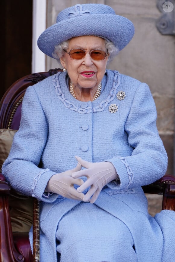 La reine Elisabeth II d'Angleterre assiste à la parade de la Royal Company of Archers dans les jardins du palais de Holyroodhouse à Édimbourg, Royaume Uni, le 30 juin 2022.