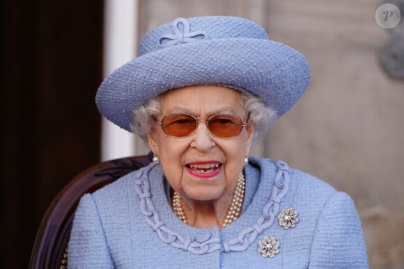 La reine Elisabeth II d'Angleterre assiste à la parade de la Royal Company of Archers dans les jardins du palais de Holyroodhouse à Édimbourg, Royaume Uni, le 30 juin 2022.