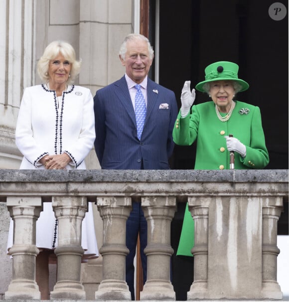 Camilla Parker Bowles, duchesse de Cornouailles, Le prince Charles, prince de Galles, La reine Elisabeth II d’Angleterre - Jubilé de platine de la reine Elisabeth II d'Angleterre à Bukingham Palace à Londres, le 5 juin 2022.  Queen Elizabeth, Prince Charles, Duchess Camilla, "The Platinum Jubilee Pageant" to mark the 70th anniversary of the Queen's reign at Buckingham Palace, London, UK, 5 June 2022. ( DANA-No: 02332968 ) 