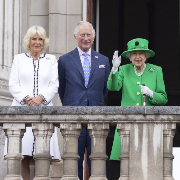 Camilla Parker Bowles, duchesse de Cornouailles, Le prince Charles, prince de Galles, La reine Elisabeth II d’Angleterre - Jubilé de platine de la reine Elisabeth II d'Angleterre à Bukingham Palace à Londres, le 5 juin 2022.  Queen Elizabeth, Prince Charles, Duchess Camilla, "The Platinum Jubilee Pageant" to mark the 70th anniversary of the Queen's reign at Buckingham Palace, London, UK, 5 June 2022. ( DANA-No: 02332968 ) 