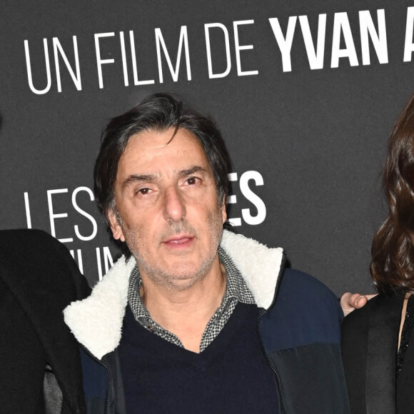 Ben Attal, Yvan Attal et Suzanne Jouannet (habillée en Céline) - Avant-première du film "Les Choses Humaines" au cinéma UGC Normandie à Paris le 23 novembre 2021. © Coadic Guirec/Bestimage 