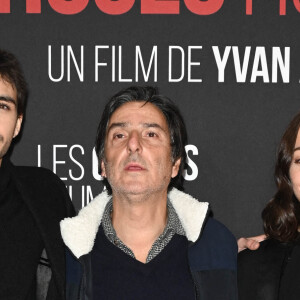 Ben Attal, Yvan Attal et Suzanne Jouannet (habillée en Céline) - Avant-première du film "Les Choses Humaines" au cinéma UGC Normandie à Paris le 23 novembre 2021. © Coadic Guirec/Bestimage 