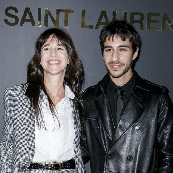 Charlotte Gainsbourg et son fils Ben Attal - Photocall du défilé Saint Laurent collection Printemps-Eté 2022 lors de la fashion week à Paris. © Olivier Borde/Bestimage 