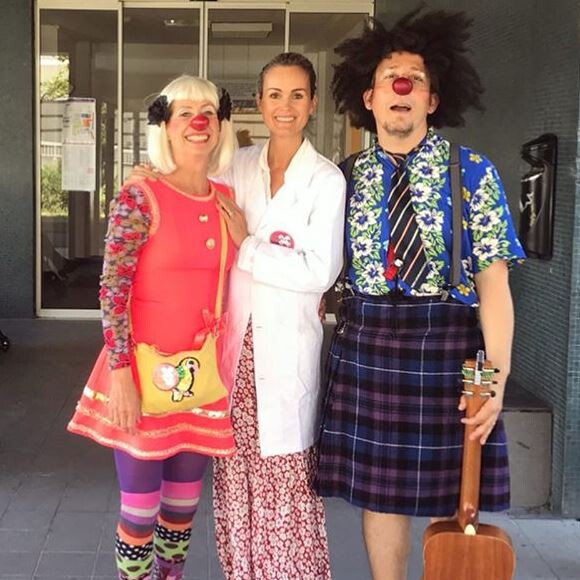 Laeticia Hallyday a passé la journée du 4 juillet 2019 à l'hôpital Armand-Trousseau, à Paris, pour son association La bonne étoile, avec des clowns de l'association Le rire Médecin.